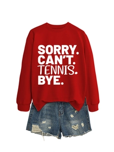 Detail des roten Sweatshirts mit weißem Text Sorry Can't Tennis Bye und zerrissenen Jeans