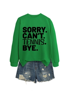 Flachbild-Layout von grünem Tennis-Sweatshirt mit Text und zerrissenen Denim-Shorts