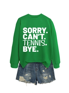 Detail von grünem SORRY CAN'T TENNIS Sweatshirt und Jeans-Shorts mit Rissen