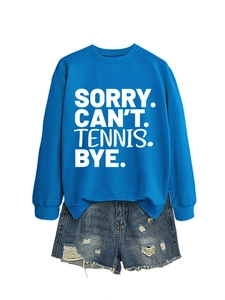 Royalblauer Pullover mit SORRY CAN'T TENNIS Aufdruck und destroyed Denim Shorts
