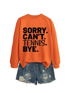 Flachbild von orangefarbenem Sweatshirt mit Tennis-Text und abgenutzten Denim-Shorts