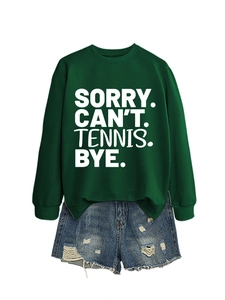 Detail eines dunkelgrünen Sweatshirts mit weißem Aufdruck und blauen Denim-Shorts