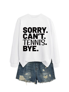 Flachbild von weißem Tennis-Sweatshirt mit distressed Denim-Shorts und blauen Waschdetails