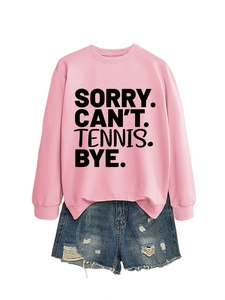 Rosa Sorry Can't Tennis Sweatshirt flach liegend mit Destroyed-Denim-Shorts