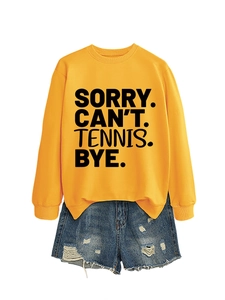 Gelber Tennis-Sweatshirt mit Spruch und dazu passende zerrissene blaue Denim-Shorts