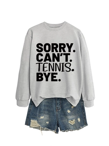 Detail von grauem Sweatshirt mit Textaufdruck und Distressed-Denim-Shorts im Set