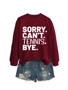 Detail des Sorry Can't Tennis Aufdrucks auf burgunderrotem Sweatshirt mit Denim Shorts