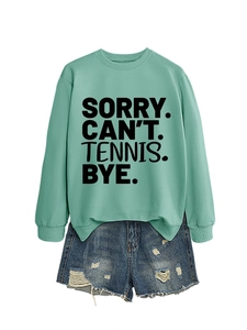 Detail eines minzgrünen Sweatshirts mit Spruch und zerrissenen Denim-Shorts im Set