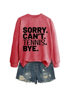 Flachgelegtes rotes Sweatshirt mit Tennis-Slogan und destroyed Jeansshorts in Blau