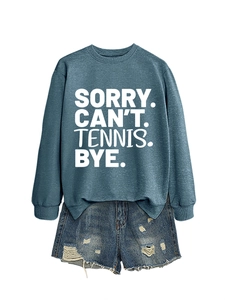 Flachbild-Set aus graublauem Tennis-Sweatshirt und destroyed Denim-Shorts
