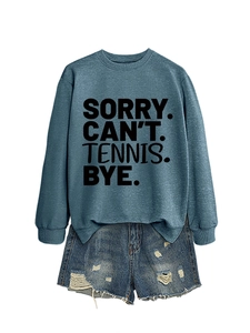 Detailansicht des SORRY CAN'T TENNIS Aufdrucks auf dunkelblauem Rundhals-Sweatshirt