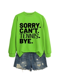 Detail von Sorry Can't Tennis Slogan auf Neon-Sweatshirt mit Distressed-Denim-Shorts