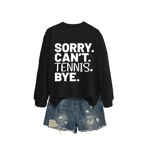 Minimalistisches Set aus schwarzem SORRY CAN'T TENNIS Sweatshirt und blauer Jeans