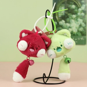 Porte-clés chat en peluche rose et vert avec queue duveteuse et petite clochette