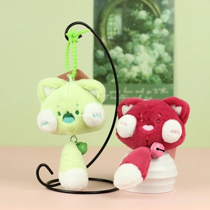 Vue détaillée des porte-clés chat en peluche avec fourrure douce et petits grelots