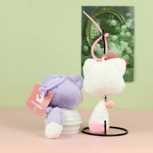 Détails de porte-clés chat en peluche avec fourrure douce, lanières ondulées et clochettes