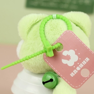 Détail du pendentif chat en peluche vert clair avec poignée silicone et grelot