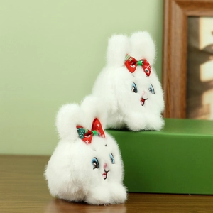 Detalle de colgantes de conejo de peluche con lazos y bordados sobre un soporte de exhibición