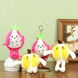 Porte-clés en peluche dragon fruit et durian avec attaches métalliques sur un présentoir