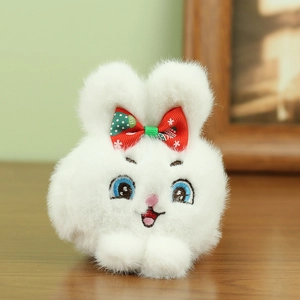 Detalle de un tierno conejo de peluche blanco con lazo de lunares para bolsos
