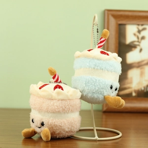 Detailansicht der Plüsch-Kuchen-Anhänger in Rosa und Blau mit Erdbeere und Kerze