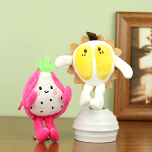 Vue détaillée des adorables porte-clés en peluche pitaya et durian sur un support