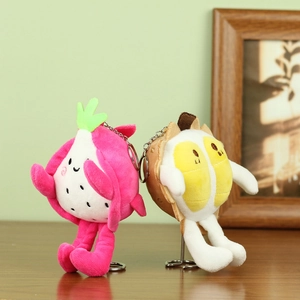 Détail de porte-clés en peluche fruit du dragon et durian avec attaches métalliques