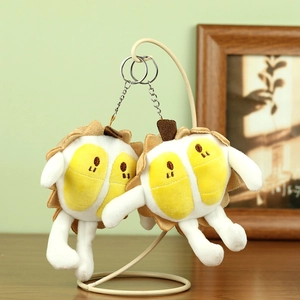 Détail de porte-clés en peluche de durian suspendus sur un support en métal blanc