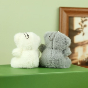 Achteraanzicht van schattige teddybeer knuffel hangers in wit en grijs metaal