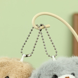 Detailopname van bruine en grijze teddybeer pluche hangers met zilveren kogelkettinkjes