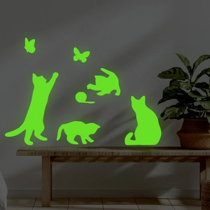 Autocollants muraux phosphorescents motifs chats et papillons sur un mur intérieur sombre