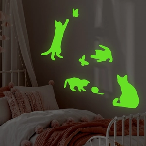 Stickers muraux phosphorescents de chats et papillons dans une chambre sombre