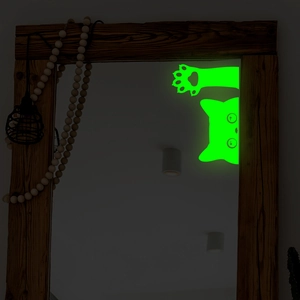 Autocollant mural chat lumineux vert fluo sur cadre en bois sombre effet nocturne