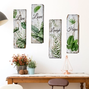 Detail van wanddecoratie met tropische planten en Live Love Laugh Hope houten panelen