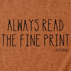 Vue détaillée du tissu en maille marron et de l'imprimé humoristique de grossesse sur t-shirt