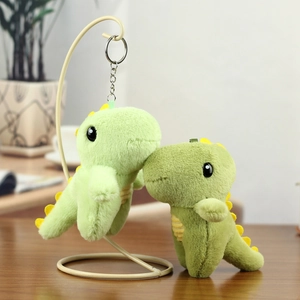 Vue détaillée de porte-clés dinosaures en peluche avec anneaux métalliques et détails