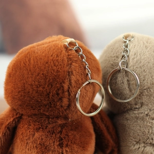 Detailopname van zachte luiaard pluche hangers met metalen sleutelhangers en pluizige vacht