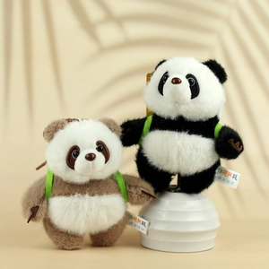 Schattige panda pluche sleutelhanger in zwart en bruin met zachte rugzakbanden