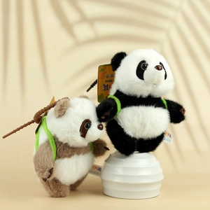 Detailopname van de schattige panda pluche hanger met zachte vacht en propeller
