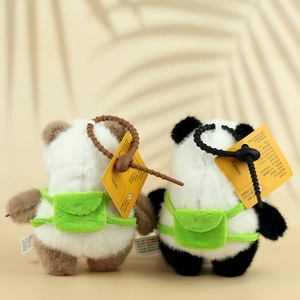 Achteraanzicht van schattige panda pluche hangers met groene rugzakken op warme basis