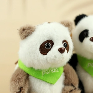 Detailopname van een bruine panda knuffel met een groene sjaal en zachte pluche vacht