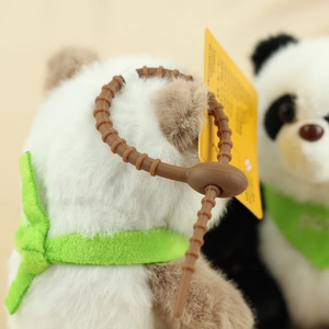 Detailopname van panda pluche knuffel met zachte vacht en groen sjaal detail