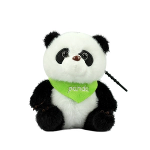 Schattige panda knuffel met groene bandana en borduursel op witte achtergrond