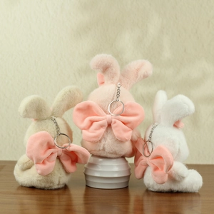Drei süße Plüsch-Hasen-Schlüsselanhänger in Rosa, Weiß und Beige mit Schleifen-Details