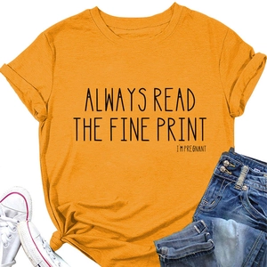 Détail du t-shirt de maternité jaune avec ourlet noué et message sur la grossesse