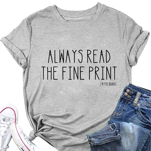 Détail du t-shirt gris col rond avec texte de grossesse Always Read The Fine Print