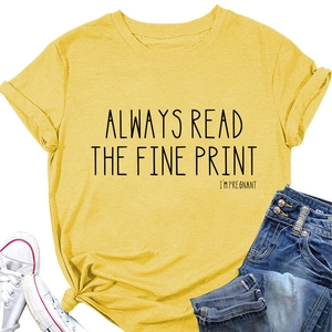 Détail du t-shirt jaune à col rond avec le slogan Always Read The Fine Print imprimé