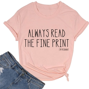 Détail du T-shirt rose en coton avec slogan 'I'M PREGNANT' et nœud latéral élégant