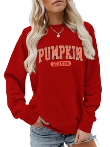 Détail du sweat rouge avec inscription Pumpkin Season vintage de couleur orange