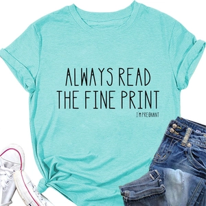 Mise à plat d'un T-shirt bleu vif avec slogan imprimé, jean bleu et baskets blanches